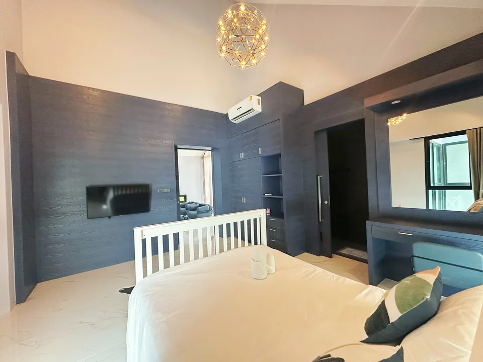 A spacious bedroom with en-suite access
